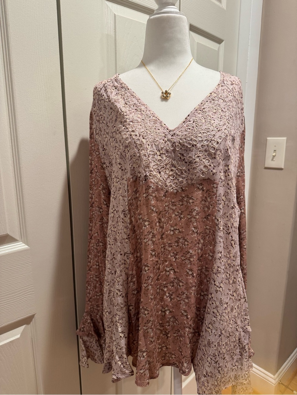 Women's V-Neck Floral Tunic Top in Dusty Rose - Picture 4 of 10
